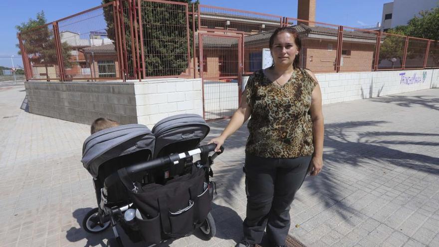 La madre, con sus hijos, en el Port de Sagunt.