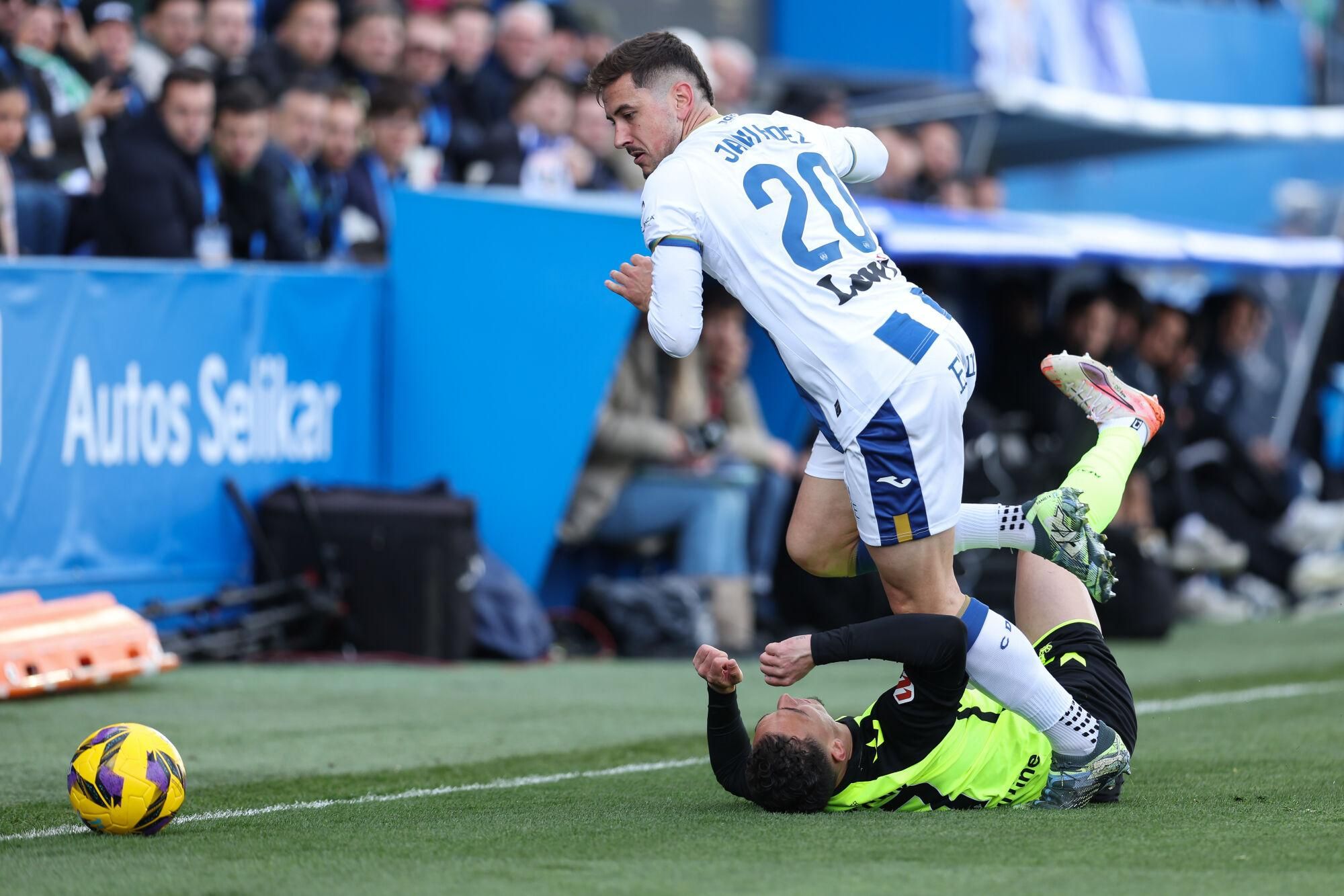 Antony Matheus dos Santos of Real Betis and Javi Hernandez of CD Leganes in action during the Spanish league, LaLiga EA Sports, football match played between CD Leganes and Real Betis Balompie at Butarque stadium on March 16, 2025, in Leganes, Spain. AFP7 16/03/2025 ONLY FOR USE IN SPAIN. Irina R. Hipolito / AFP7 / Europa Press;2025;SPORT;ZSPORT;SOCCER;ZSOCCER;CD Leganes V Real Betis Balompie - LaLiga EA Sports;