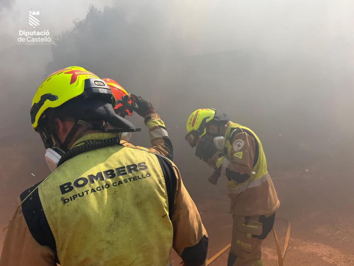 El Consorcio de Bomberos de Castellón continúa trabajando en el incendio forestal de la Vall d'Uixó