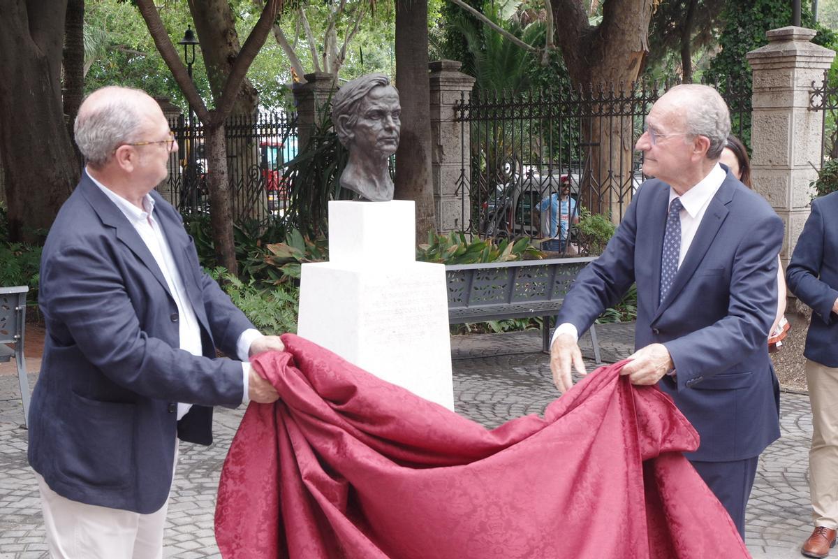 El Ayuntamiento instala un monumento en los jardines del Hospital Noble en reconocimiento al pintor Félix Revello de Toro