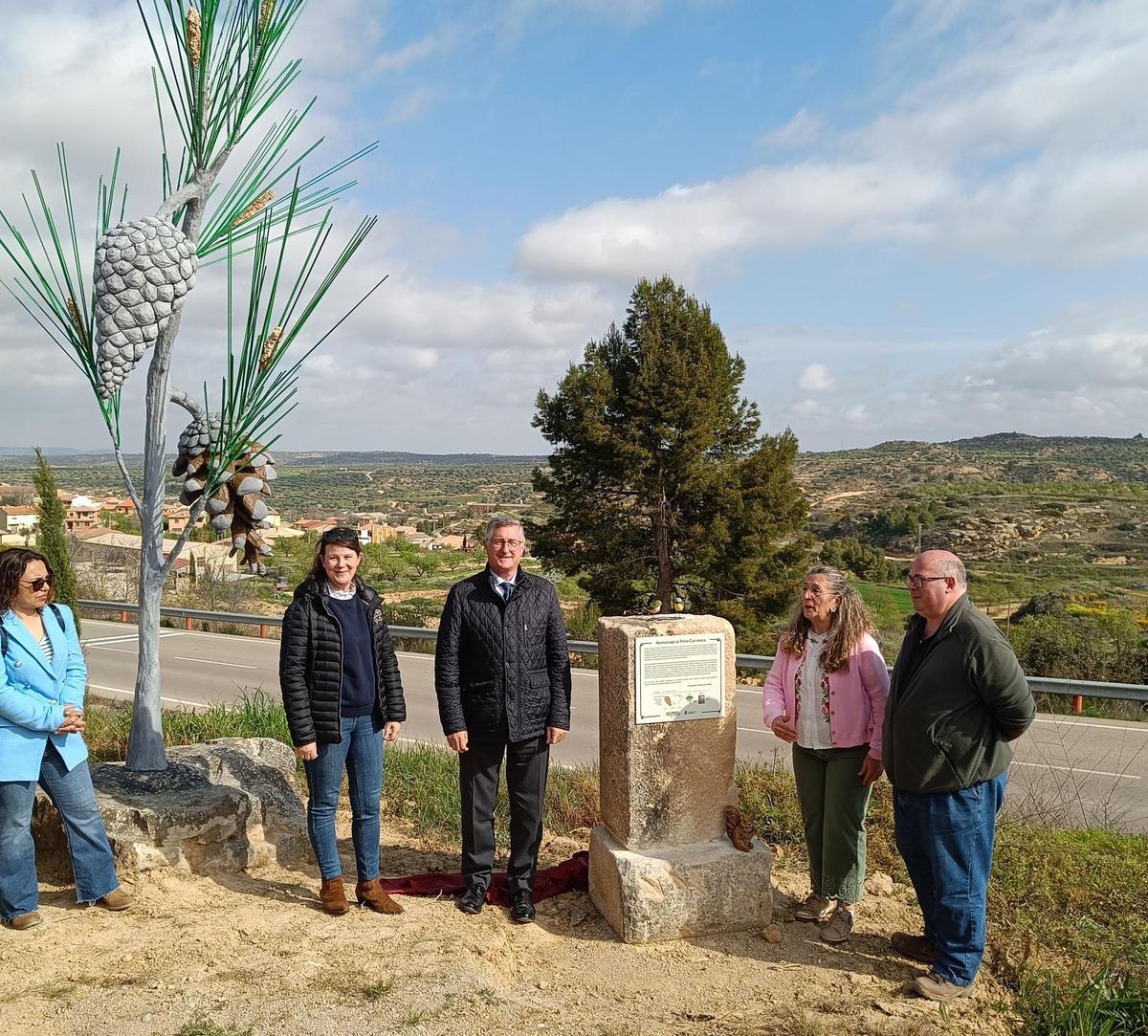El consejero ha destapado el monolito junto a la alcaldesa Reyes Gimeno y la directora general de Gestión Forestal, Ana Oliván. El consejero ha destapado el monolito junto a la alcaldesa Reyes Gimeno y la directora general de Gestión Forestal, Ana Oliván.