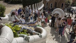 Turistas de visita en el Park Güell, en el horario de pago.