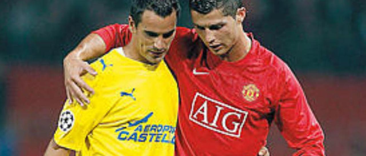 Cristiano Ronaldo abraza a Ángel López, en septiembre del 2008.
