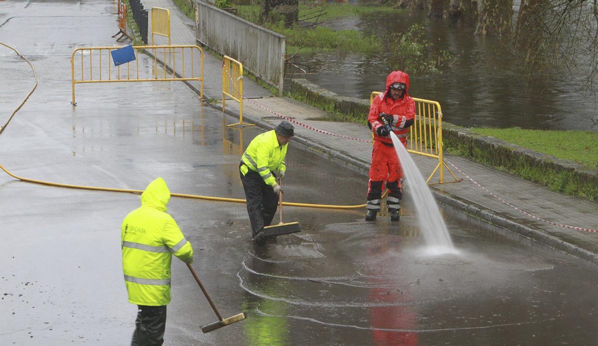 Operarios trabajando en el entorno de A Veronza en Ribadavia. | IÑAKI OSORIO