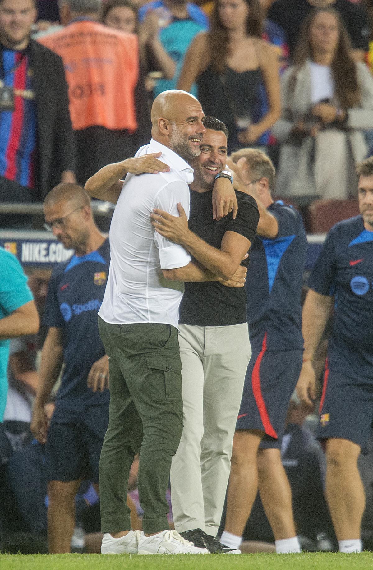 Sentido abrazo entre Xavi y Guardiola al finalizar el partido benéfico en favor de la lucha contra la ELA entre el FC Barcelona y el Manchester City.  