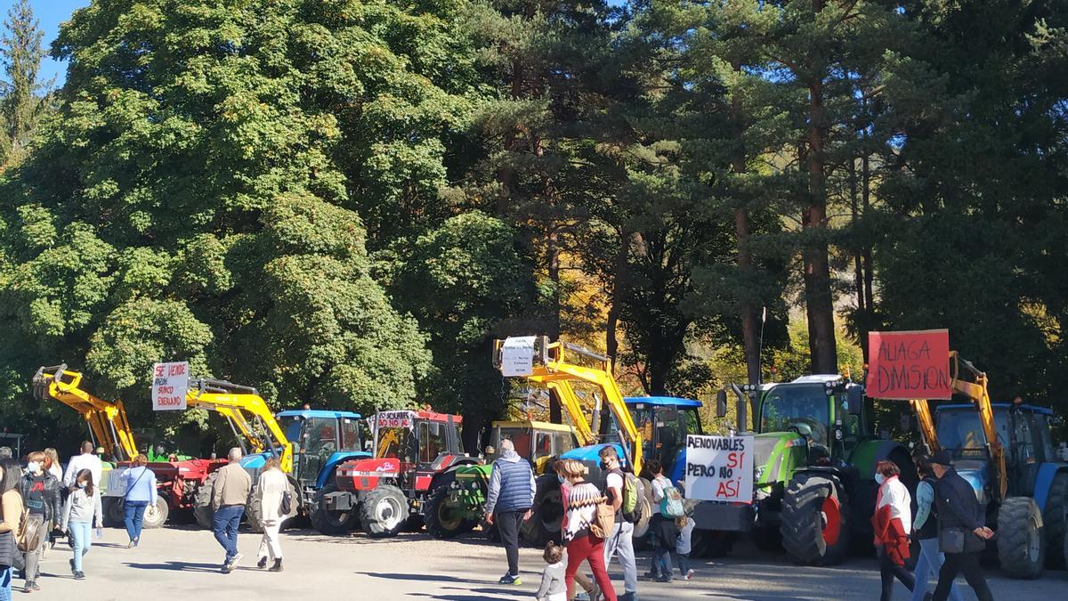 Los tractores invaden Biescas para protestar por el proyecto de instalación de placas solares