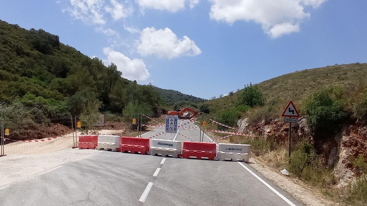Las obras con la carretera cortada en la Llacuna.