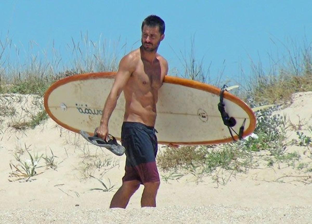 Hugo Silva en una playa de Cádiz.