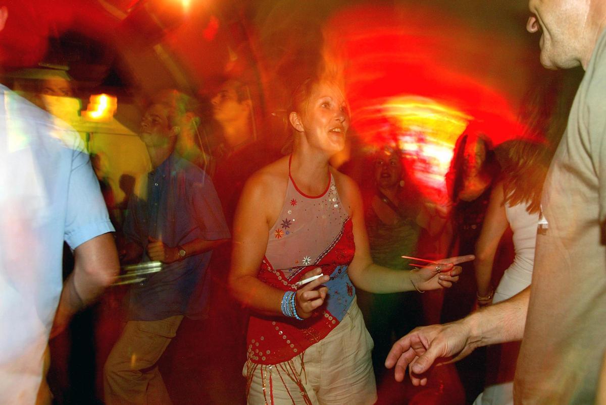La pista de baile del Karma, en 2003, antes de la prohibición del tabaco en bares y discotecas