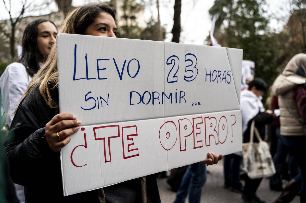 Una médica con un cartel en la protesta del pasado miércoles en Cáceres.