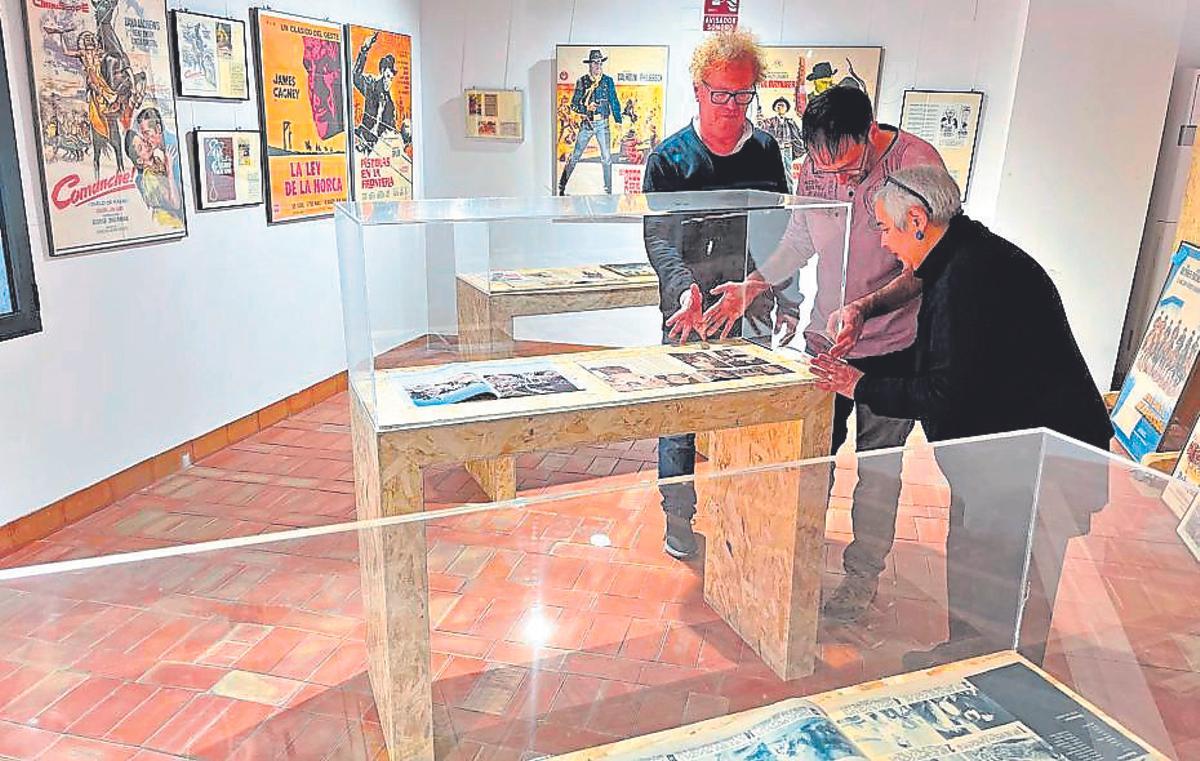 John Sanderson i Begoña M. Deltell, en el muntatge de l’exposició