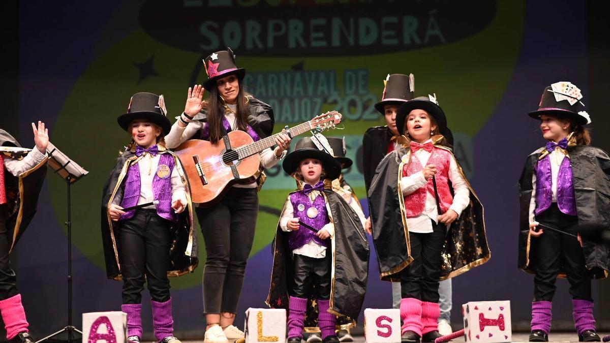 Los magos del colegio Sopeña sobre el escenario del teatro López de Ayala.