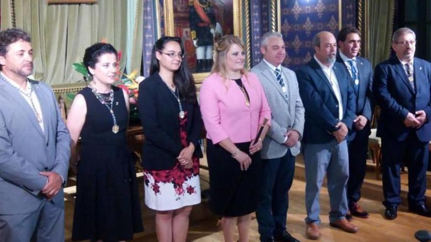 Algunos de los protagonistas del acuerdo en la toma de posesión de la alcaldesa.