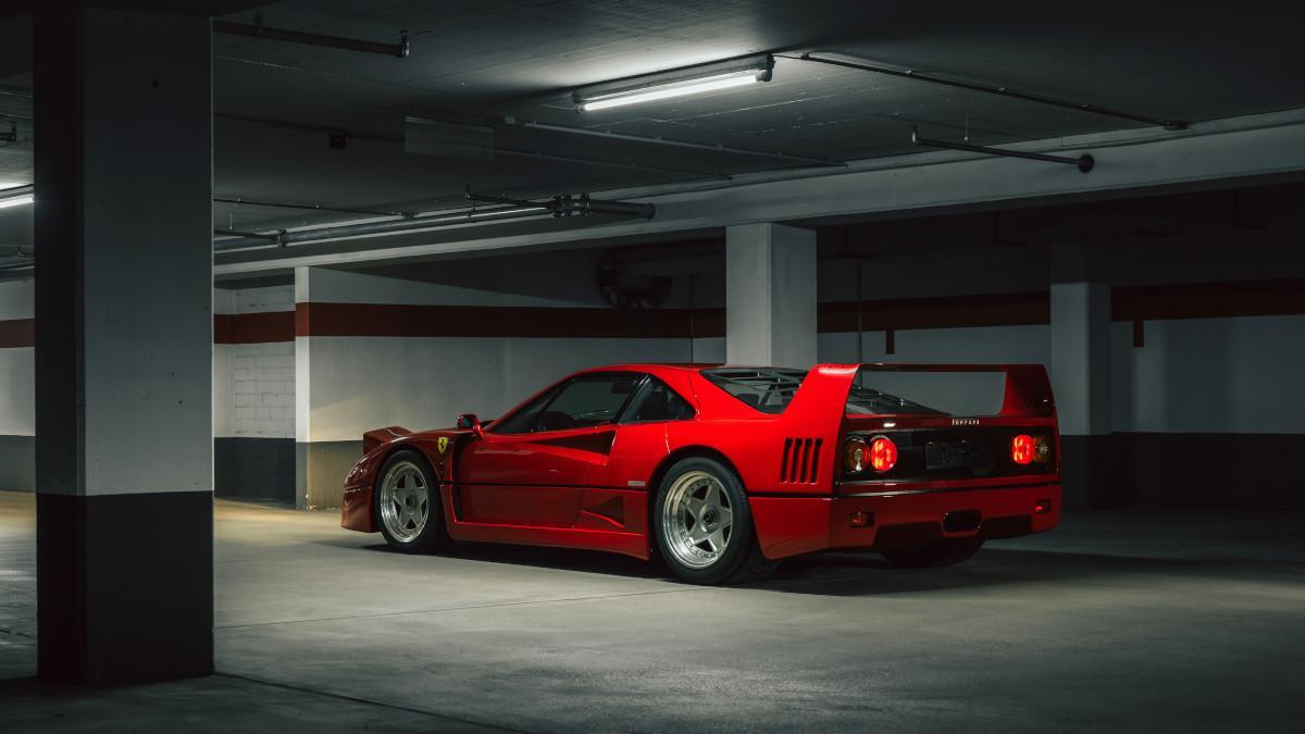 El Ferrari F40, en especificación “non-cat, non-adjust”, alcanza entre 2,3 y 2,5 millones de euros, uno de los más deseados.
