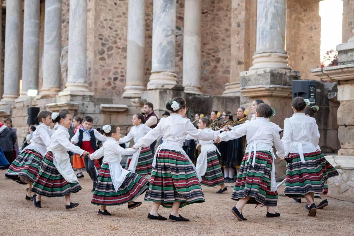El folklore llena de música y danza el Teatro Romano.