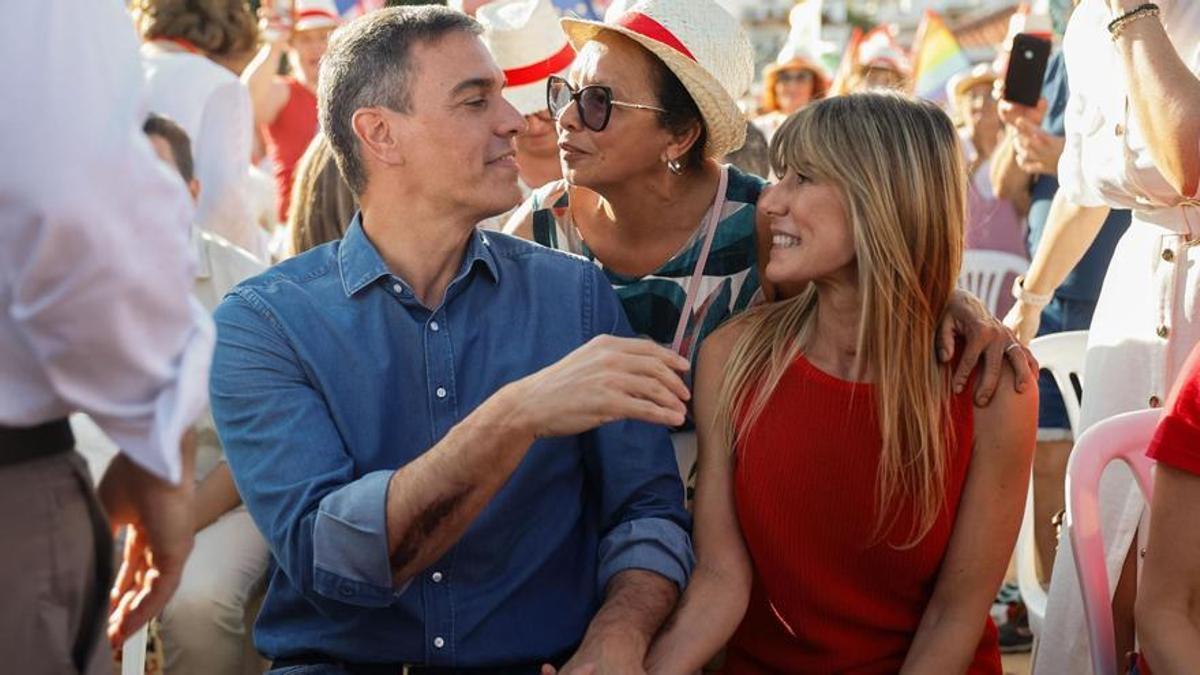 Pedro Sánchez y Begoña Gómez, en el mitin de Benalmádena.