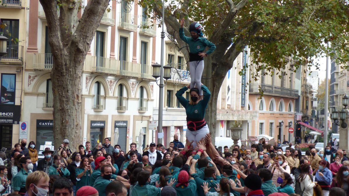 Onze colles castelleres es reuneixen a Figueres en la trobada de tardor de Colles del Nord