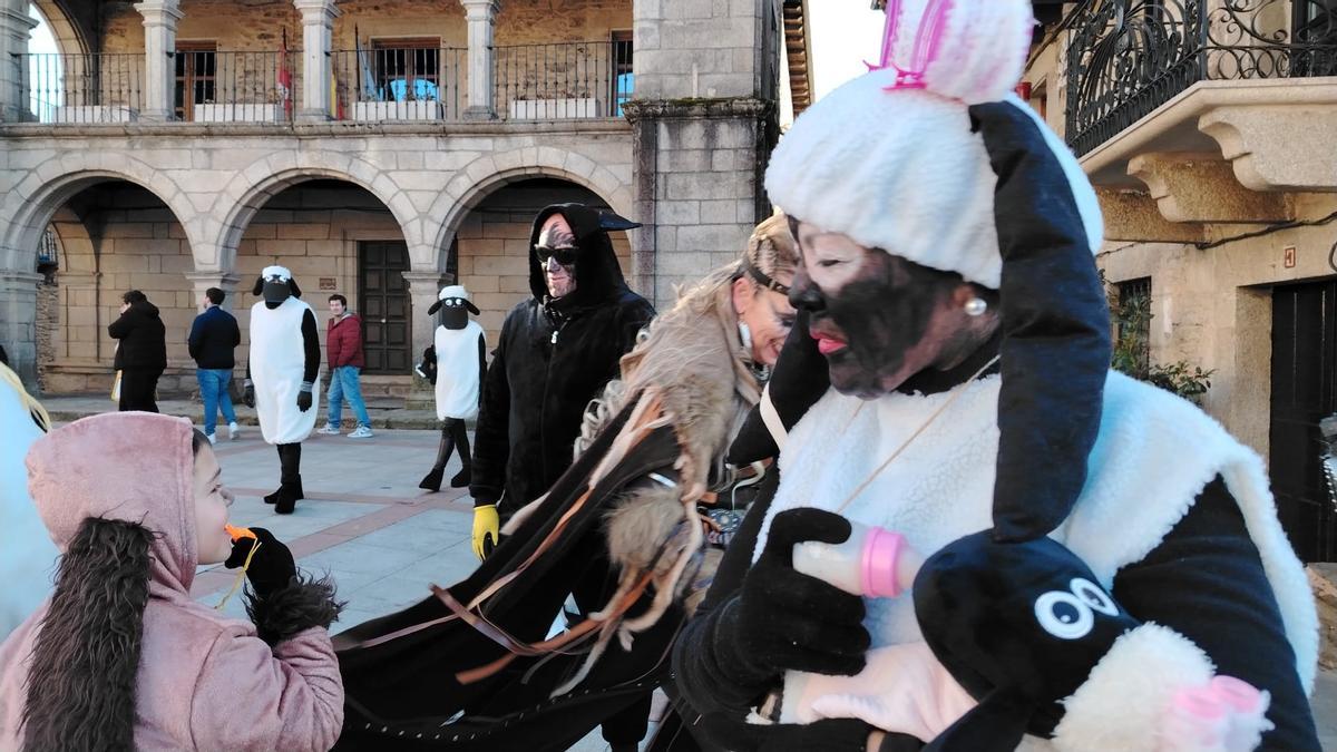 El Cordel Sanabrés anima el carnaval en Puebla de Sanabria El Cordel Sanabrés anima el carnaval en Puebla de Sanabria