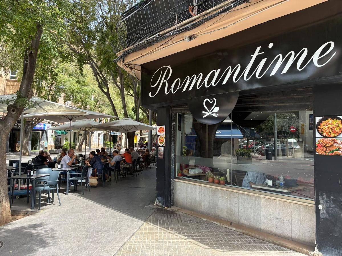 Bar Romantime, situado en la calle Blanquerna, regentado por una familia china