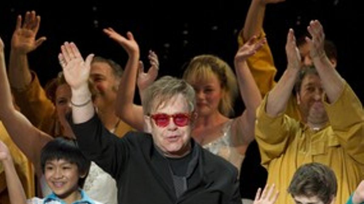 Elton John, en el centro y con tutú, en el estreno del musical Billy Elliot, en Toronto.