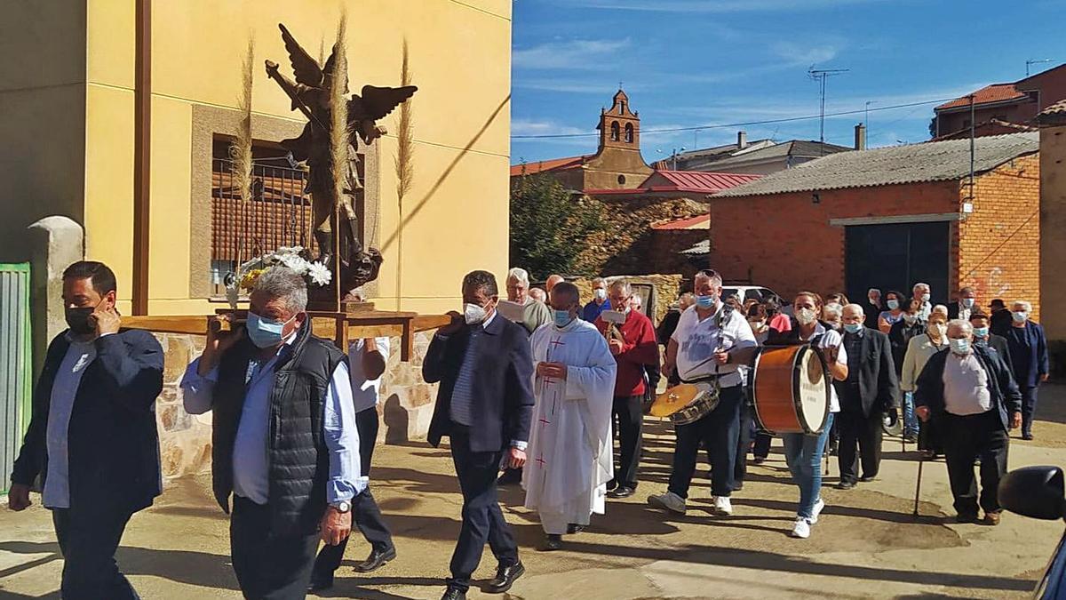 Procesión de San Miguel por las calles de Sarracín de Aliste. | Ch. S. 