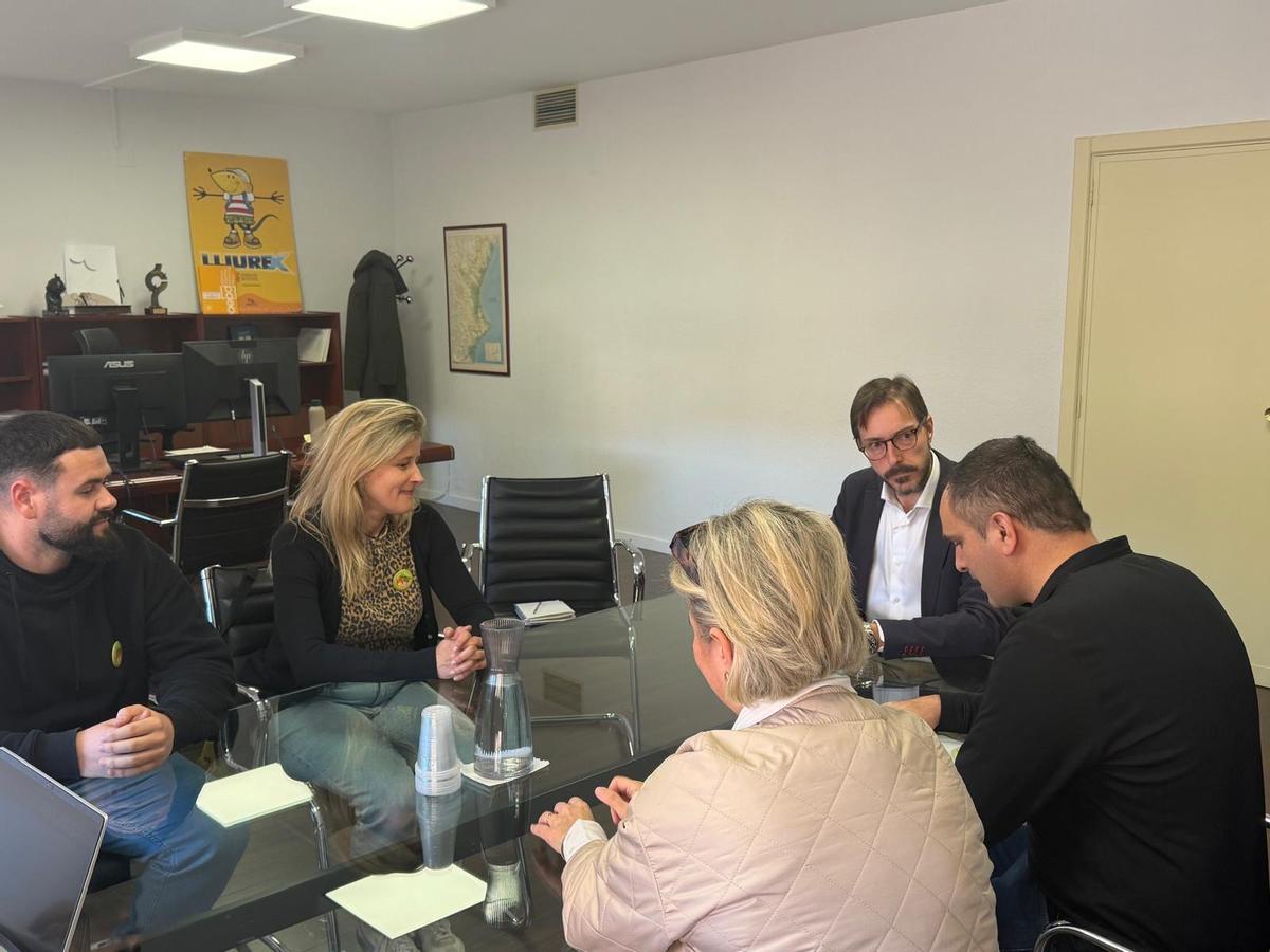 Otra foto de la reunión.