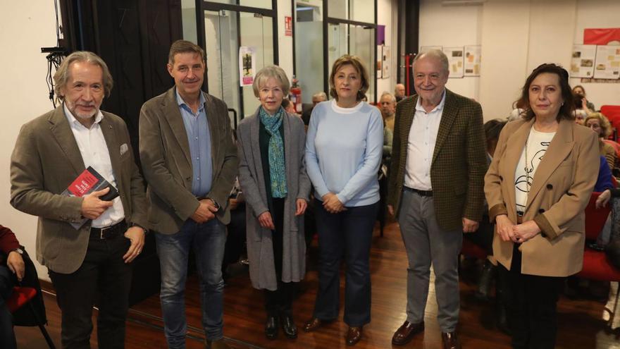 Por la izquierda, Ricardo Labra, Carlos Fernández Llaneza, Ana Cristina Tolivar, Delia Losa, Leopoldo Tolivar y Pilar Díez, en la charla celebrada en la Casa del Pueblo por el 140.º aniversario de «La Regenta».