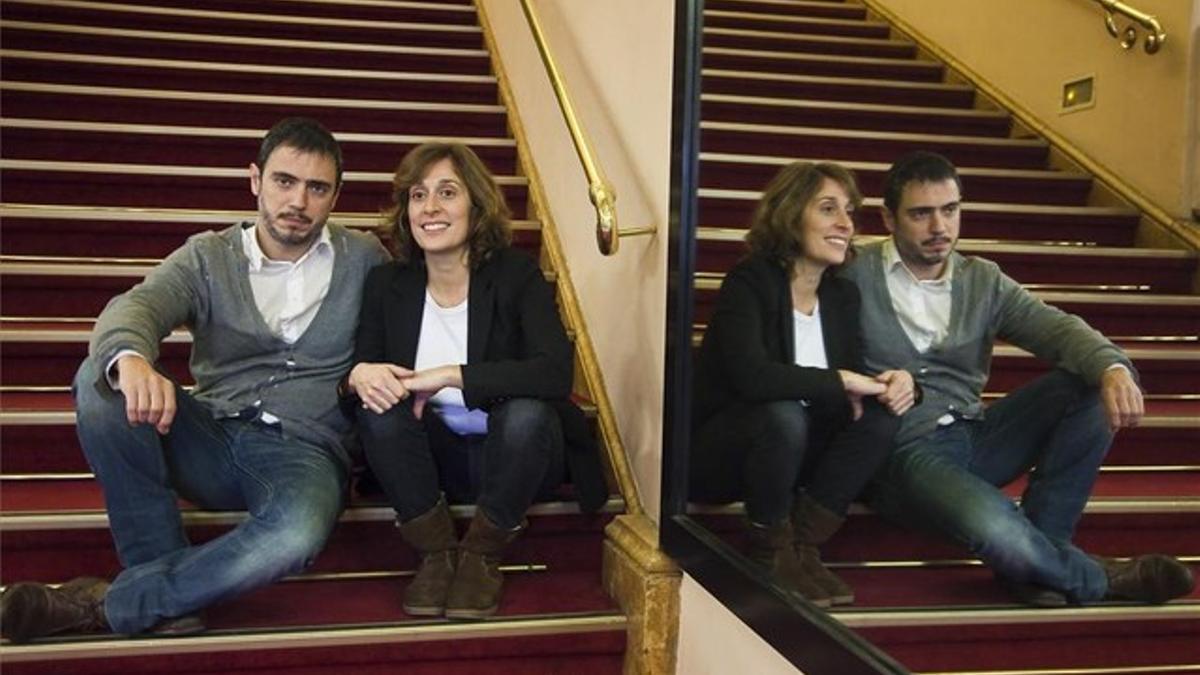 Julio Manrique y Clara Segura, protagonistas de 'Incendis' en las escaleras del Romea.