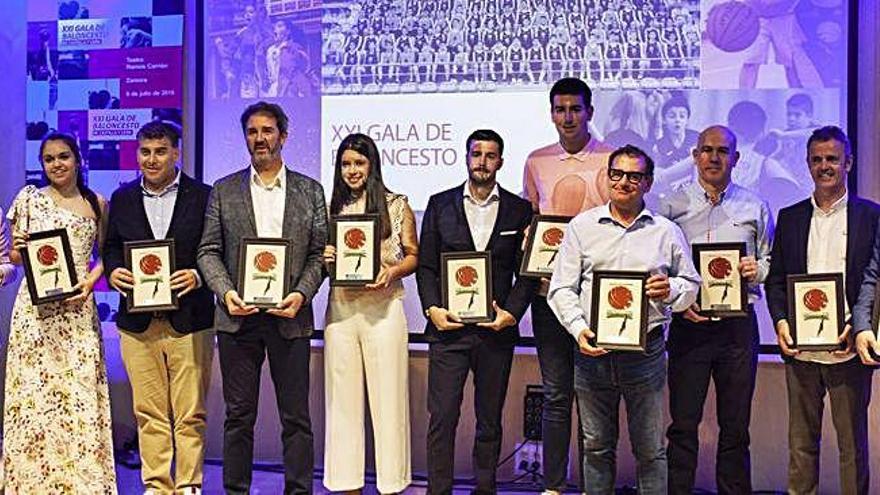 Los premiados en la Gala de la FBCYL celebrada ayer en el Teatro Ramos Carrión de Zamora.