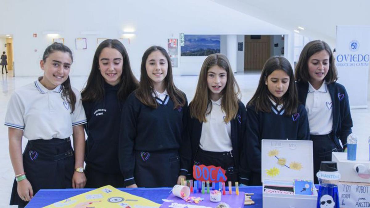 Por la izquierda, las alumnas del Amor de Dios Sara Alonso, Claudia Rodríguez, Julia Arias, Daniela García, Marina Suárez y Lucía Martín, con sus proyectos.
