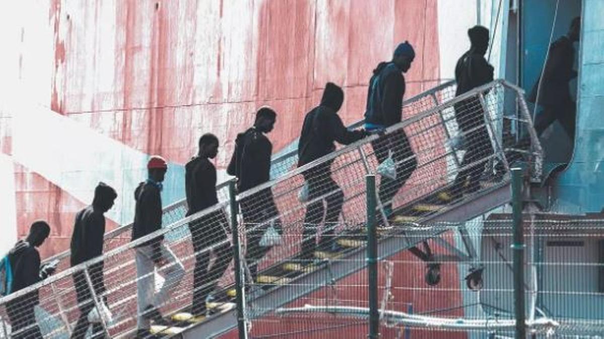 Inmigrantes cogen un ferri para ser reubicados tras su llegada a Canarias.