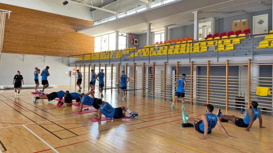 La plantilla del CB Sant Antoni, en pleno entrenamiento.