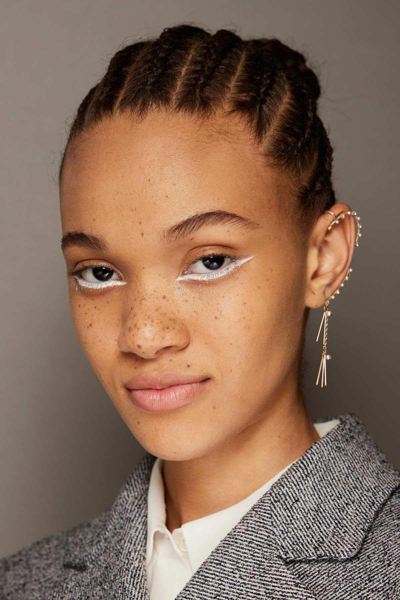 El 'eyeliner' blanco inferior, el maquillaje de las modelos en el desfile de Alta Costura de primavera/verano 2022 de Dior