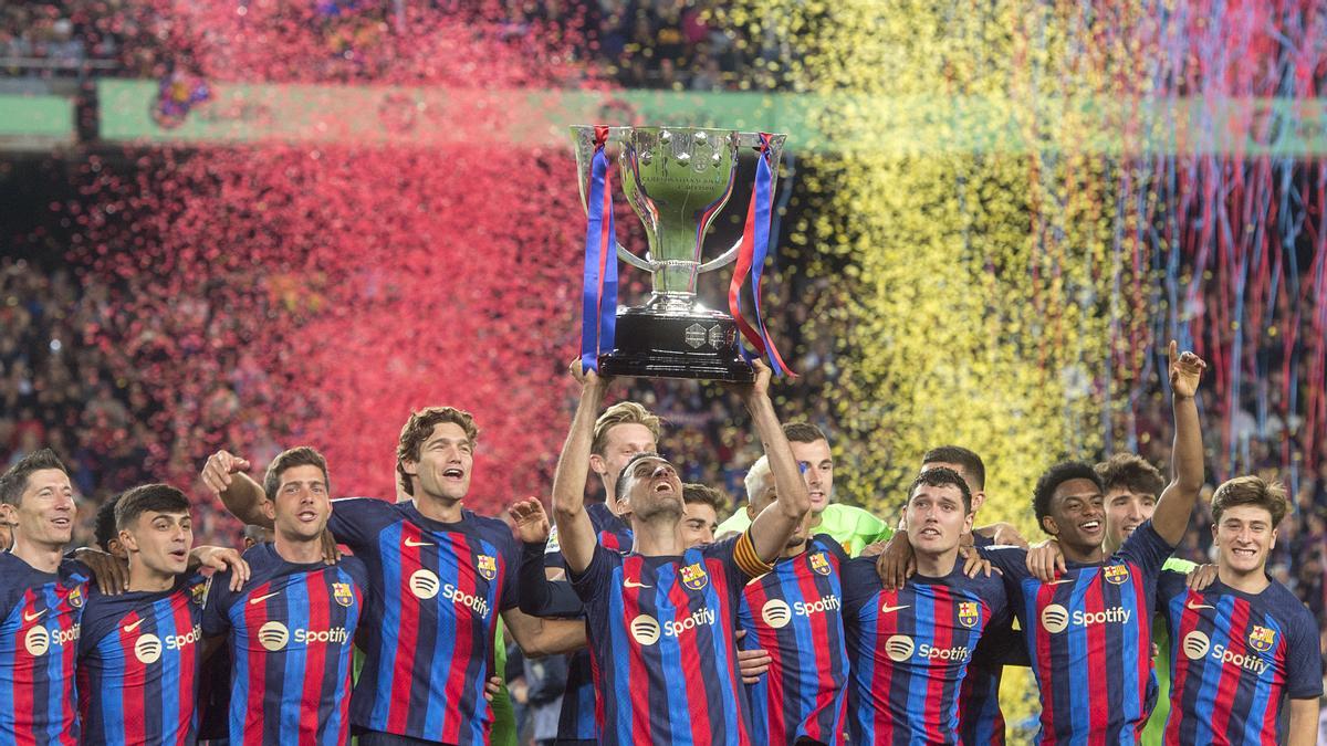 Busquets levanta la copa de campeón de Liga junto al resto del equipo al finalizar el partido de liga entre el FC Barcelona, Barça, y la Real Sociedad