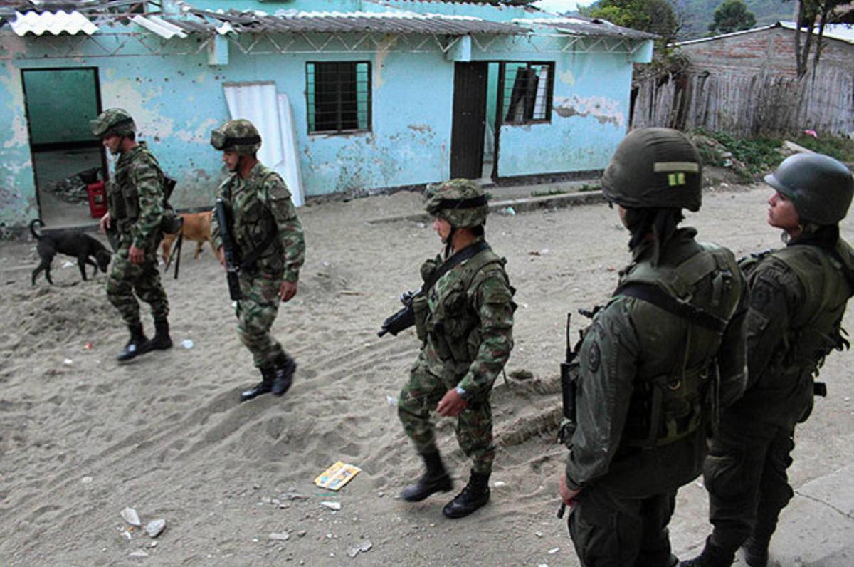 Els soldats patrullen pels carrers de Toribio (Colòmbia), després d’un atac a l’oficina de la policia pels rebels de les FARC..