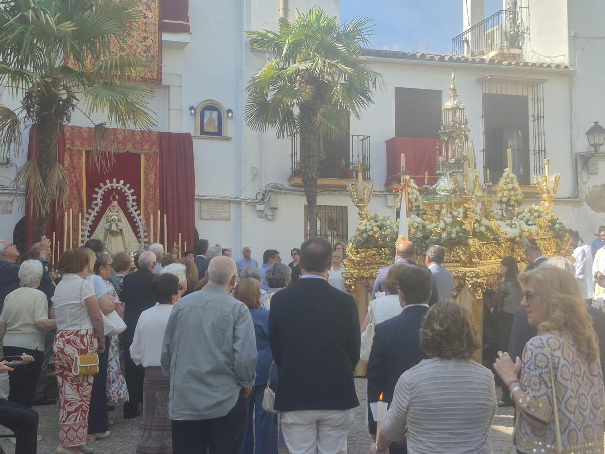 Momento de la procesión del Corpus Christi por las calles de Cabra.