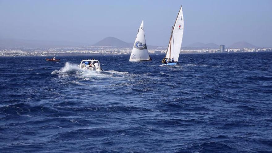 El &#039;Poeta Tomás Morales&#039; pasa por la proa al Puerto de Arrecife.