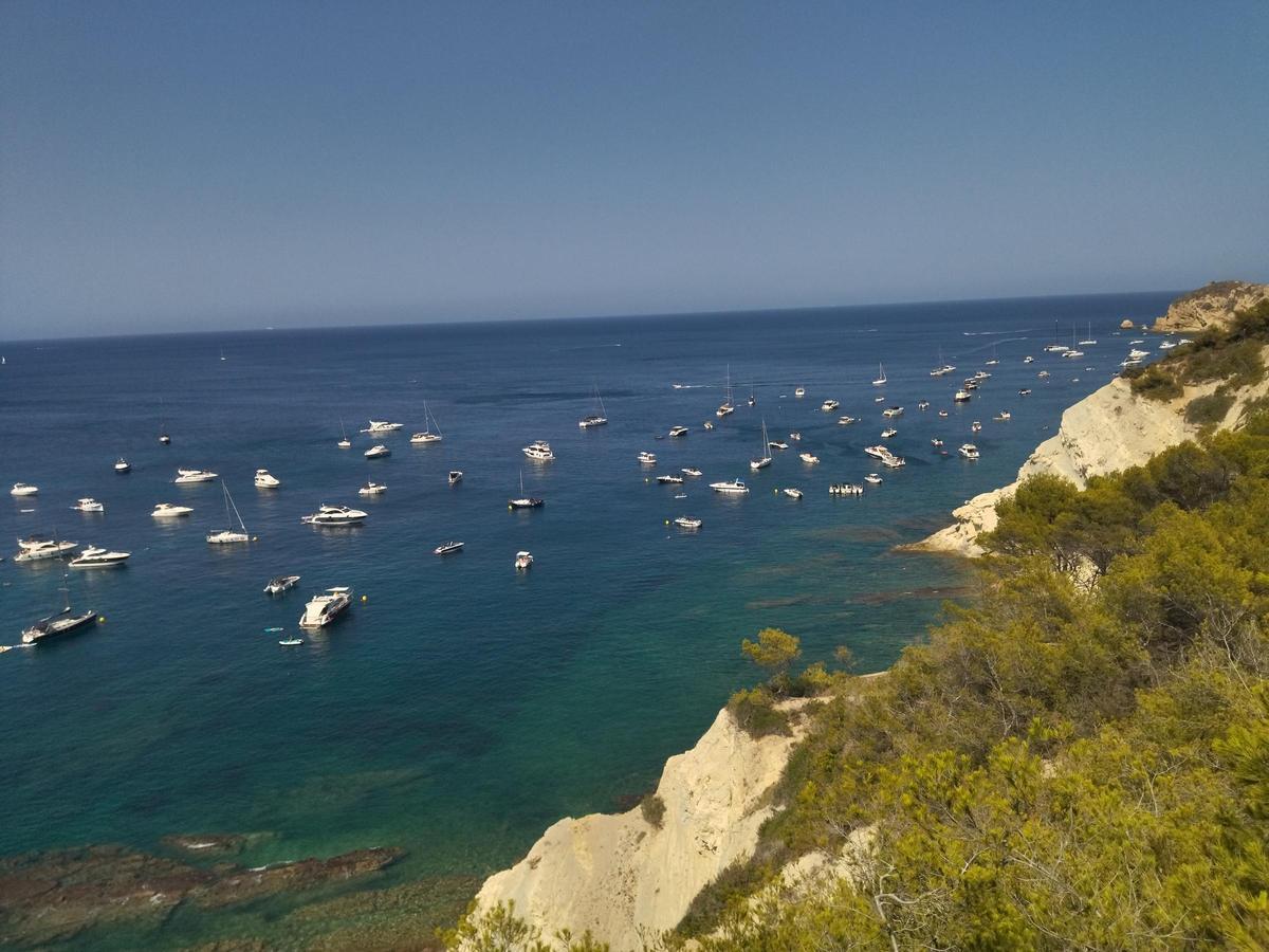 Embarcaciones fondeadas ante la cala del Francés