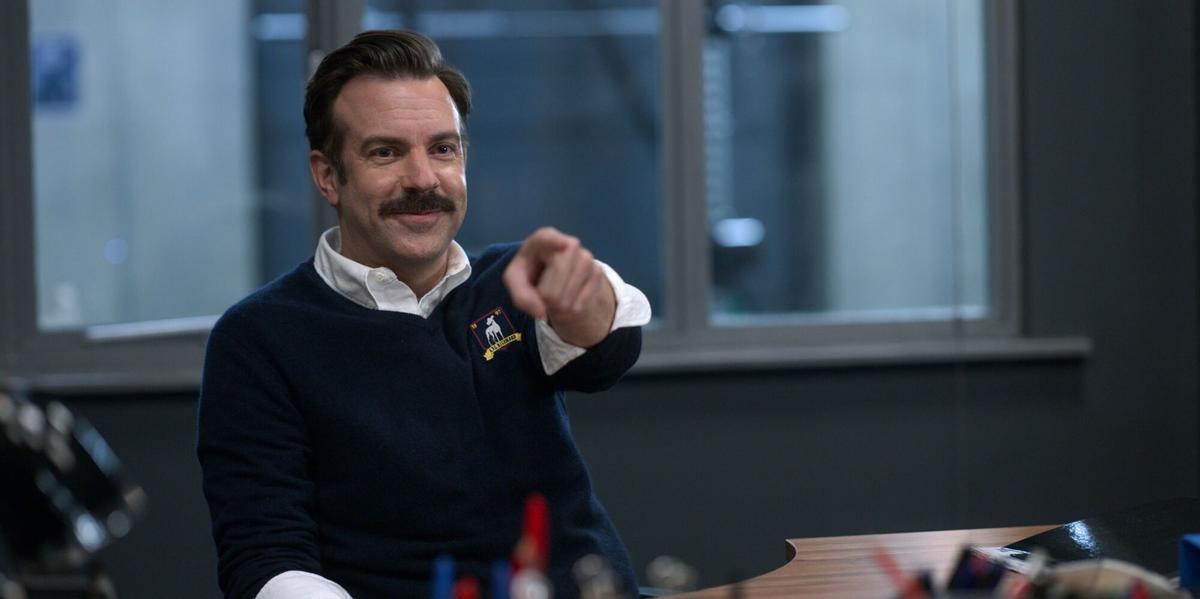 Fotograma cedido por Apple TV+ donde aparece Jason Sudeikis como Ted Lasso, durante una escena de un episodio de la serie "Ted Lasso". "Ted Lasso", una comedia sobre el mundo del fútbol, que se ha convertido en la última gran revelación televisiva tras conseguir 20 nominaciones a los Emmy