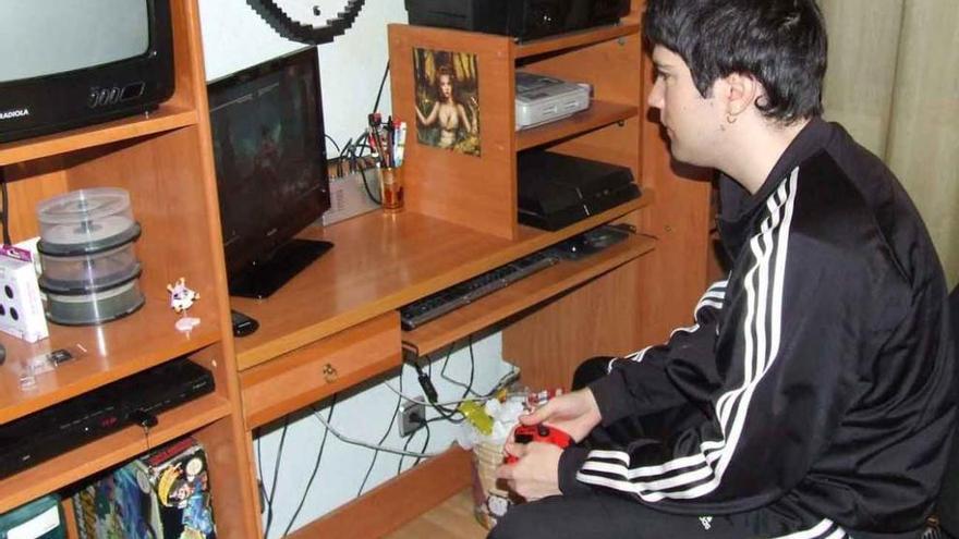 El joven juega al Mortal Kombat X en su habitación.