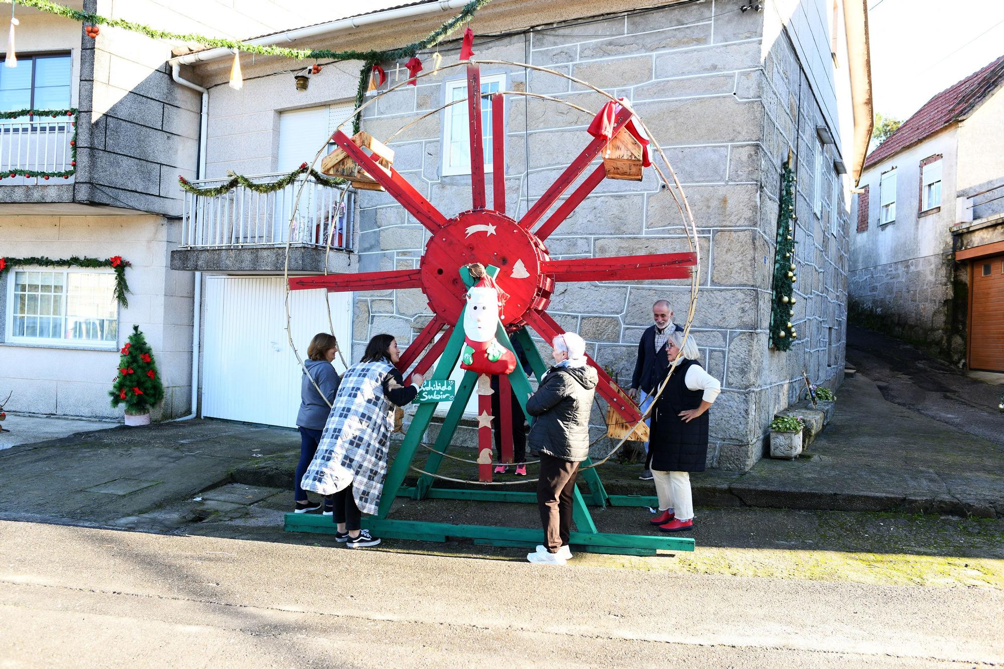 Así decoran los vecinos de Paredes, en Vilaboa, sus calles por Navidad