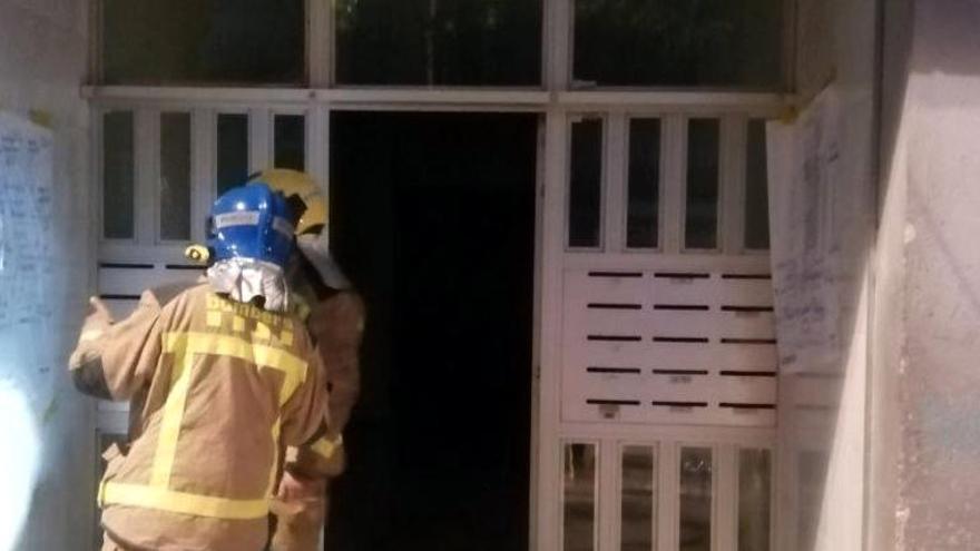 Efectius dels Bombers a l&#039;entrada del número 28 del carrer d&#039;Esteve Vila de Salt