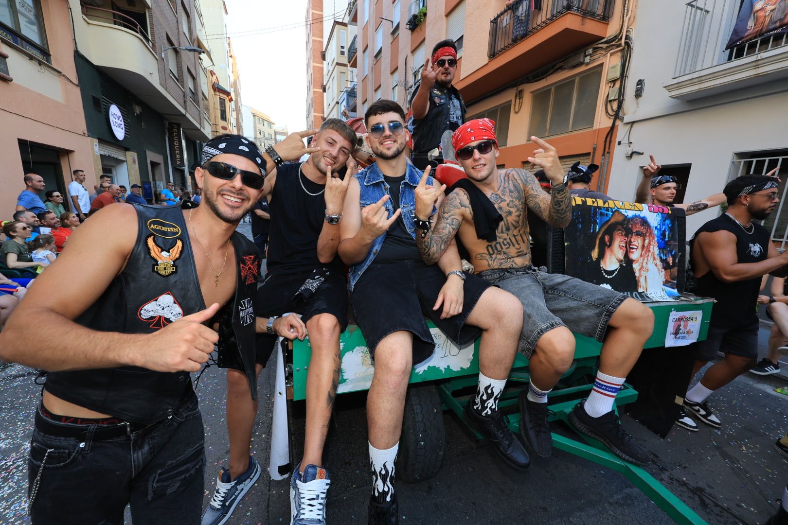 Búscate en la Cavalcada de la Mar y el encierro de las fiestas de Sant Búscate en la Cavalcada de la Mar y el encierro de las fiestas de Sant