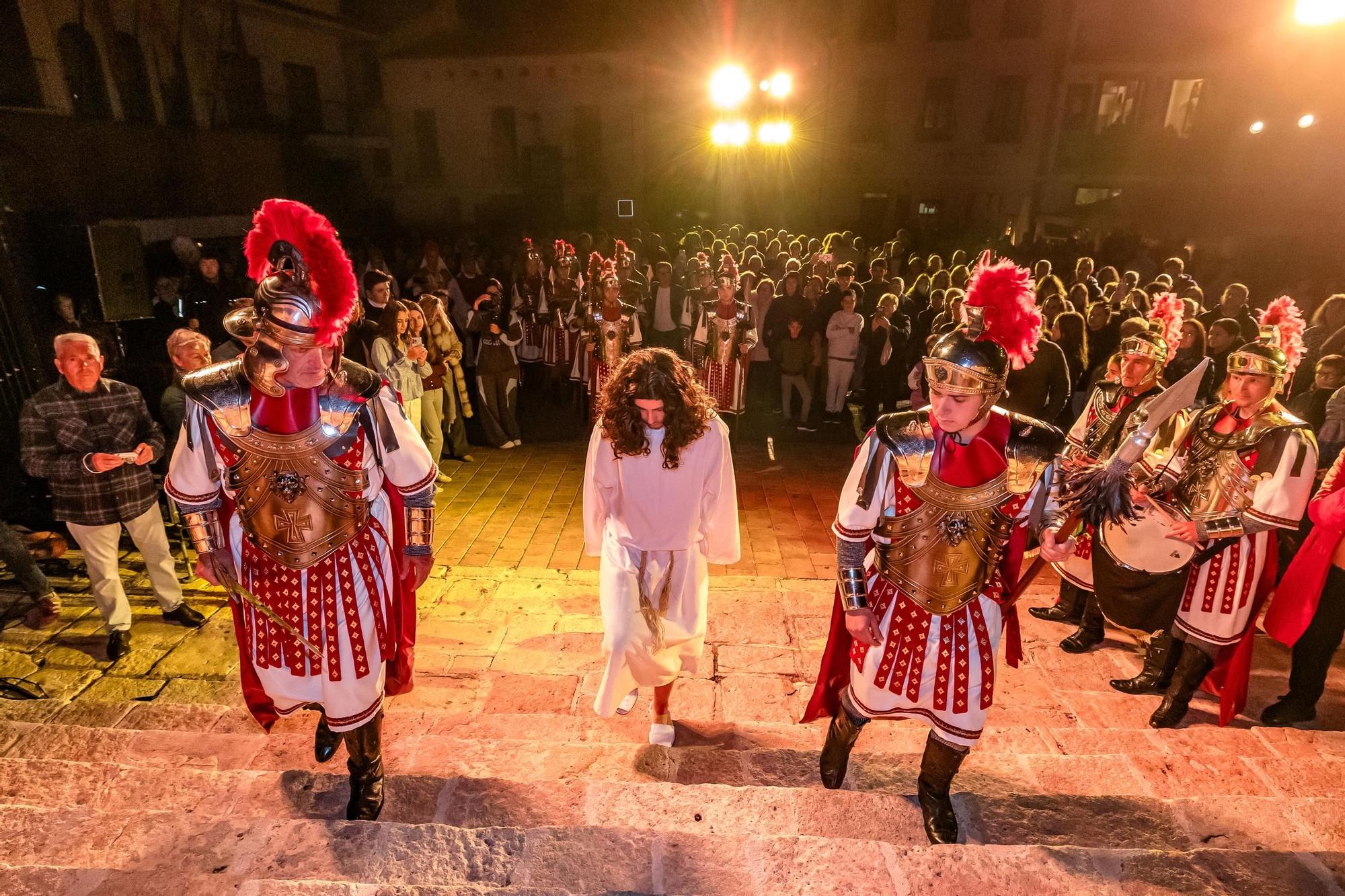 Actores y actrices amateurs escenifican “La Passió” de La Nucia en la noche del Jueves Santo