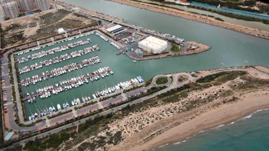 Imagen aérea del puerto deportivo junto a la desembocadura del río Segura.