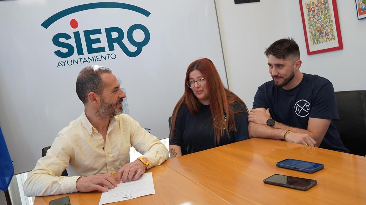 Alazne Castaño, junto a otro de los organizadores y al alcalde de Siero, Ángel García, este jueves, durante la presentación del evento en el Ayuntamiento.