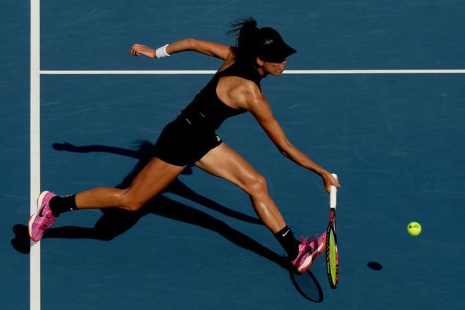 Su-Wei Hsieh de Taipei, China devuelve un tiro a Caroline Wozniacki de Dinamarca durante el Miami Open Presentado por Itau en el Hard Rock Stadium, en Miami Gardens, Florida.