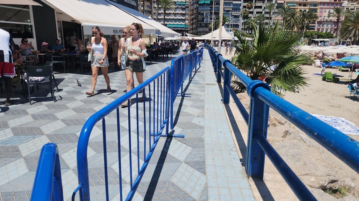 Vallas en la playa en pleno verano: el Ayuntamiento restaura la barandilla de El Postiguet de Alicante