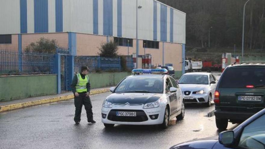 Un momento del dispositivo de la Guardia Civil en Expano (Meis).  // J.L.Oubiña