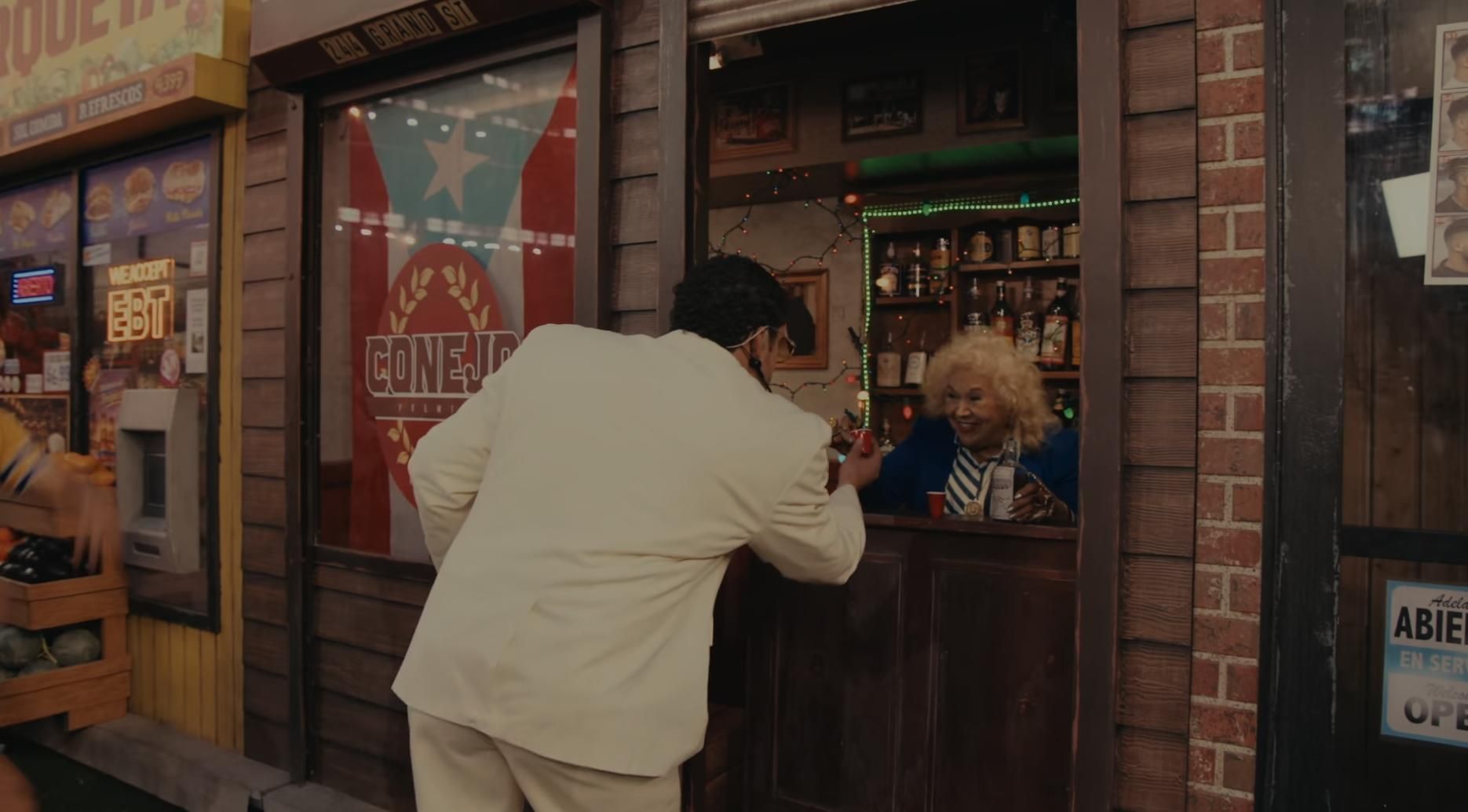 Toñita haciendo su aparición el show de la Super Bowl